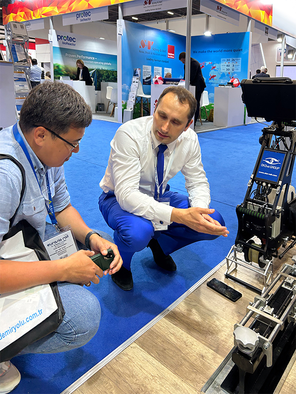Demonstration des USR-01-Scanners zur Schweißnahtprüfung mit Ultraschall am Stand der OKOndt GROUP auf der Eurasia Rail 2025