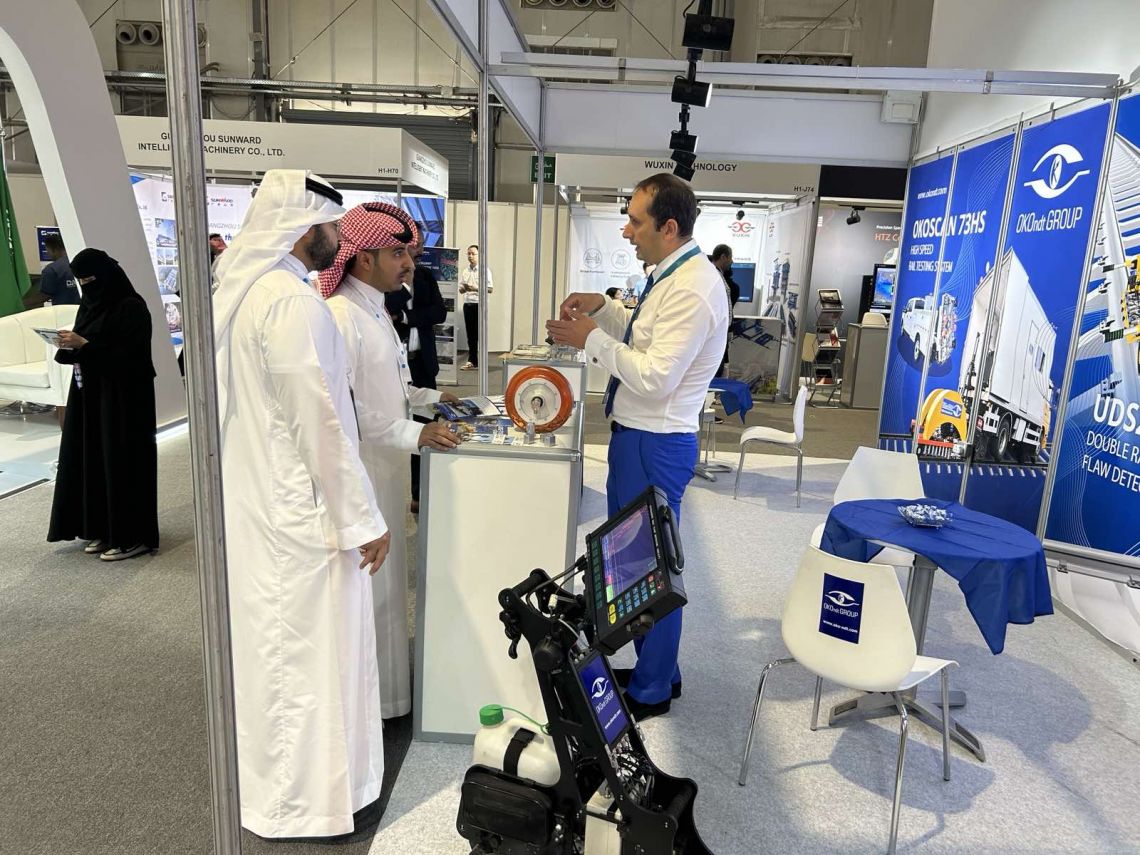 OKOndt GROUP-Spezialist berät Standbesucher auf der Saudi International Rail 2025