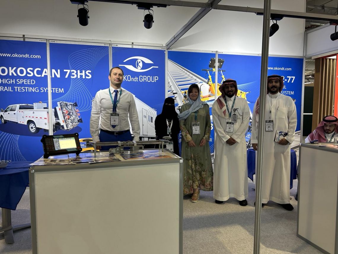 Vertreter der OKOndt GROUP mit Standbesuchern auf der Saudi International Rail 2025 in Riad