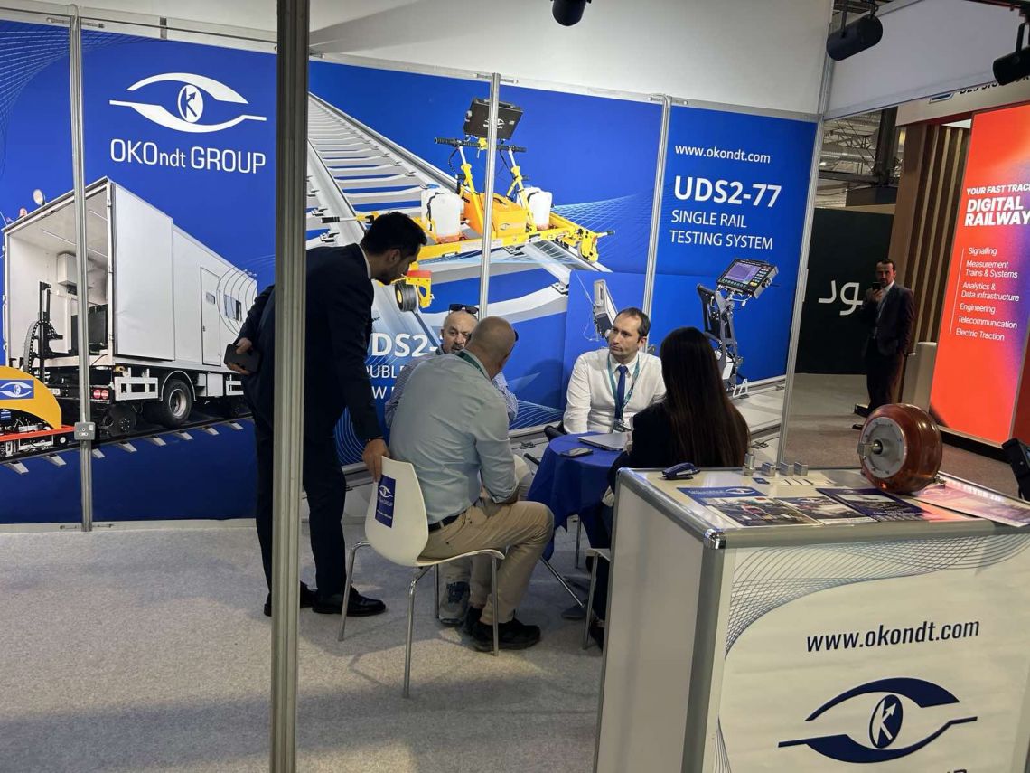 Diskussion technischer Lösungen mit Spezialisten der OKOndt GROUP am Stand, Saudi International Rail 2025