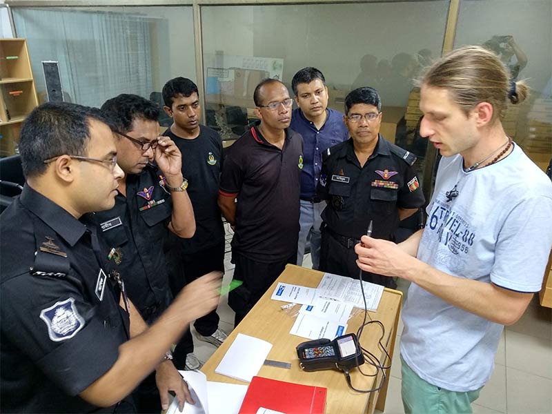 Dhaka-2019. Capacitación de los especialistas de Bangladesh para el trabajo con el detector de fallas de corrientes Eddy Eddycon C 