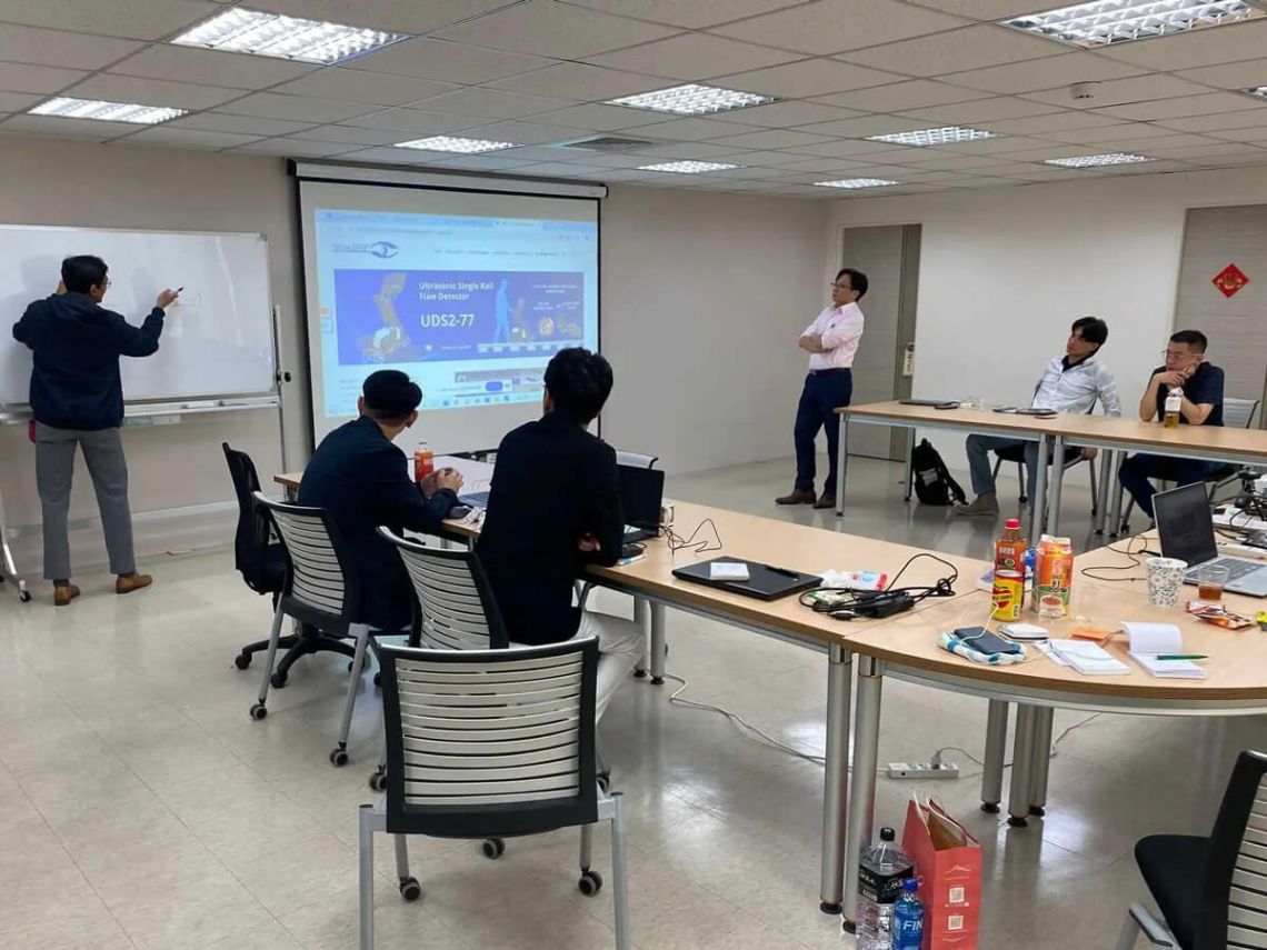 El especialista de OKOndt GROUP presenta el equipo de OKOndt GROUP a los técnicos de Po Quan en Taiwán, octubre de 2025