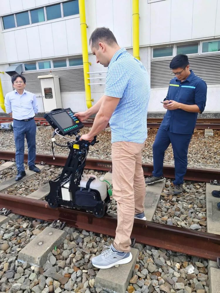 Especialista de OKOndt GROUP realizando servicio de campo del detector de fallas de riel UDS2-77 SL en Taiwán, 2025