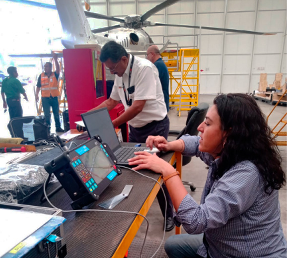 Brisa Aguilar (Sonoflow Innovative) demonstriert die Datenübertragung vom EDDYCON-CL-Fehlerdetektor zum Computer im Rahmen einer Schulung in Mexiko im Jahr 2025