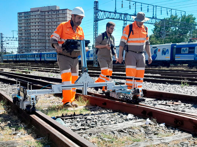 Schulungsteilnehmer prüft Schienen mit dem ETS2-73, begleitet von einem OKOndt GROUP-Spezialisten, Buenos Aires, 2026