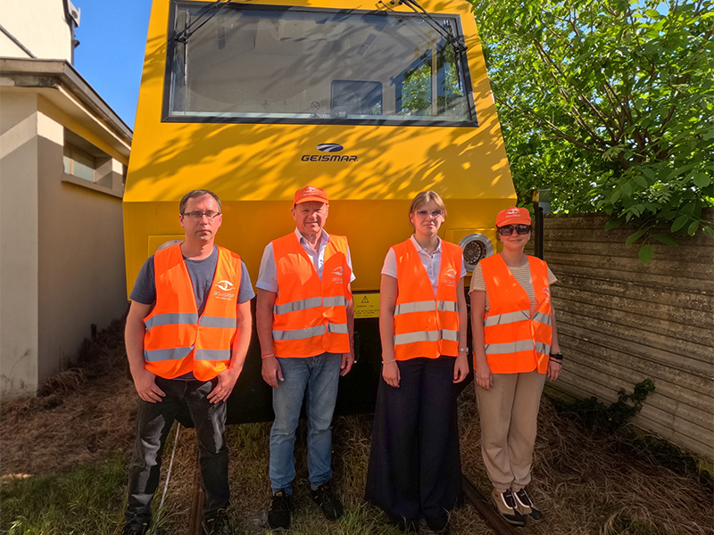 OKOndt GROUP-Team vor einer Lokomotive zur Ultraschallprüfung von U-Bahn-Schienen, Poviglio, 2025
