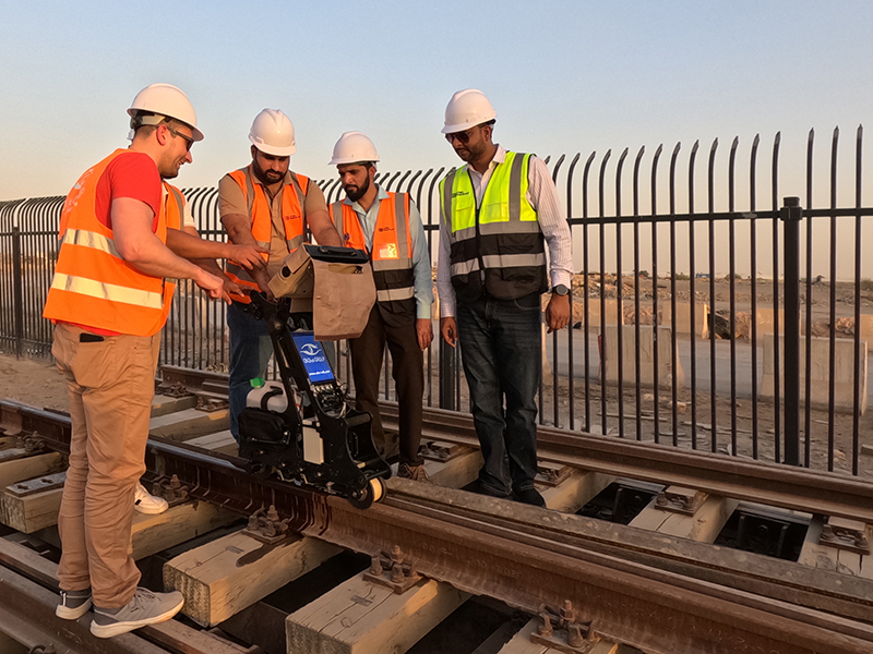ZfP-Prüfer führen Schieneninspektionen mit UDS2-77 in Saudi-Arabien, 2025 – OKOndt GROUP
